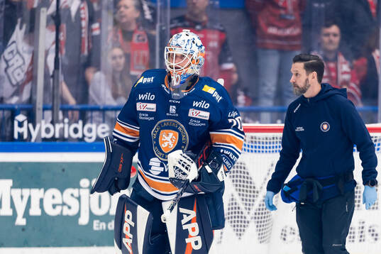 Växjös målvakt Adam Åhman lämnar isen