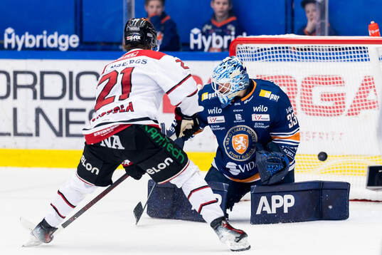 Örebros Patrik Puistola gör 3-0 bakom Växjös målvakt