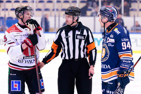 Örebros Gustav Backström och Växjös Joel Persson pratar
