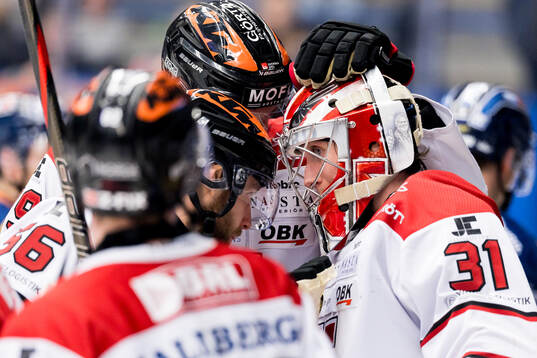 Örebros målvakt Jonas Arntzen jublar