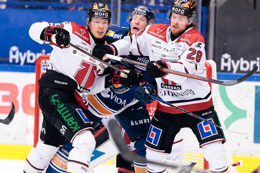 Växjös Emil Sylvegård mellan Örebros Christopher