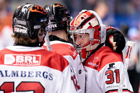 Örebros målvakt Jonas Arntzen jublar