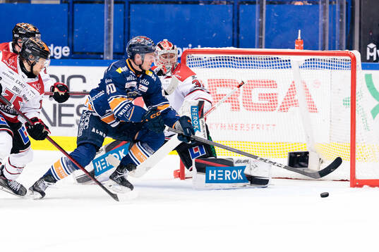 Växjös Dennis Rasmussen och Örebros målvakt Jonas