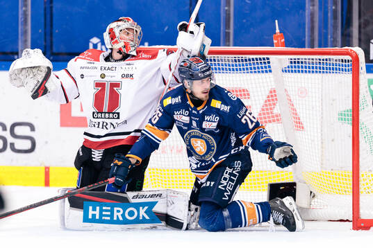 Örebros målvakt Jonas Arntzen och Växjös Emil Larsson