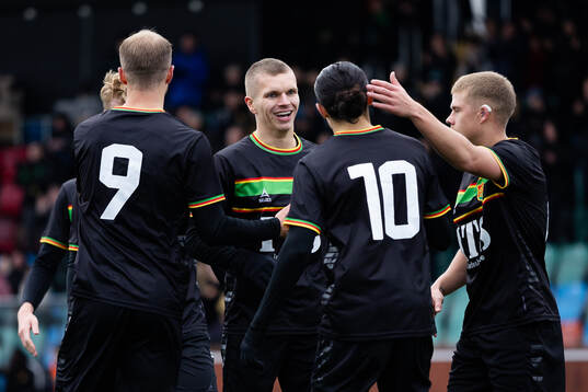 GAIS Lucas Hedlund jublar ihop med Amin Boudri