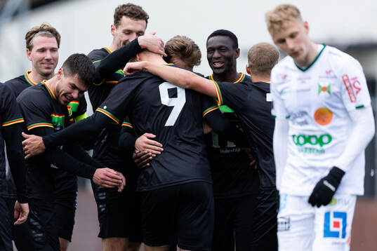GAIS Gustav Lundgren jublar med lagkamrater