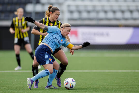 Djurgårdens Therese Åsland och Häckens Mary Caroline