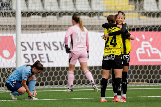 Häckens Felicia Schröder och Tabby Tindell jublar