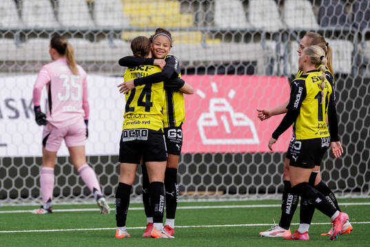 Häckens Felicia Schröder och Tabby Tindell jublar