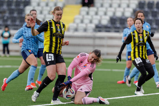 Häckens Emma Östlund och Djurgårdens målvakt Anna