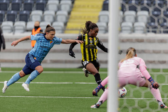 Djurgårdens Alexsandra Lobanova och Häckens Monica Jusu