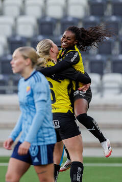 Häckens Alexandra Larsson och Monica Jusu Bah jublar