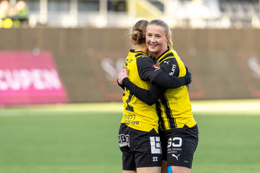 Häckens Paulina Nyström och Alexandra Larsson jublar