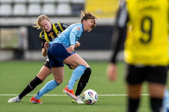 Häckens Emma Östlund och Djurgårdens Pauline Hammarlund