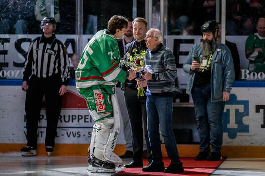 Leif Honken Holmqvist delar ut Honken trophy till Rögles