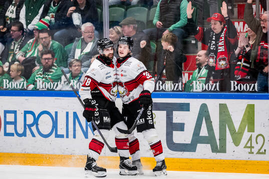 Malmö Redhawks Robin Hanzl och Joona Ikonen jublar