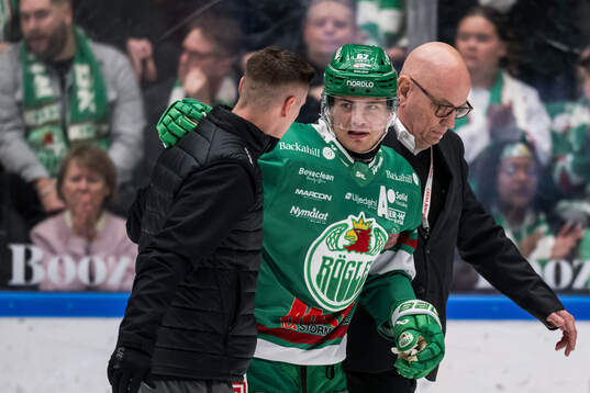 Rögles Leon Bristedt lämnar isen