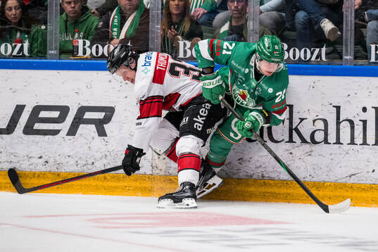 Malmö Redhawks Lassi Thomson och Rögles Henry Bowlby