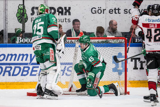 Rögles målvakt Arvid Holm och Gregor Biber deppar