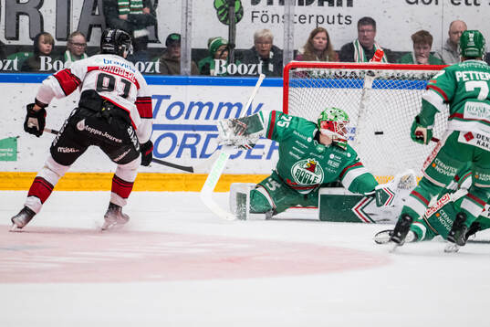 Malmö Redhawks Axel Sundberg och Rögles målvakt Arvid