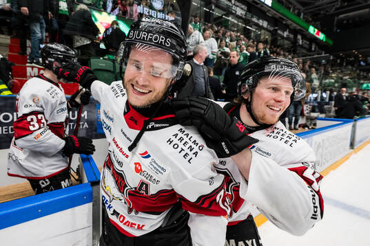 Malmö Redhawks Christoffer Forsberg och Robin Salo jublar