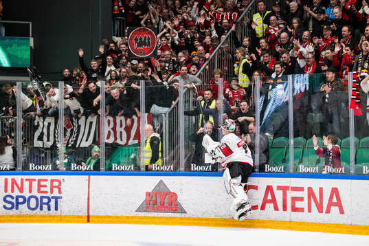 Malmö Redhawks målvakt Daniel Marmenlind jublar