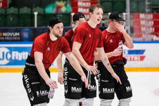 Malmö Redhawks Carl Persson och William von Barnekow jublar