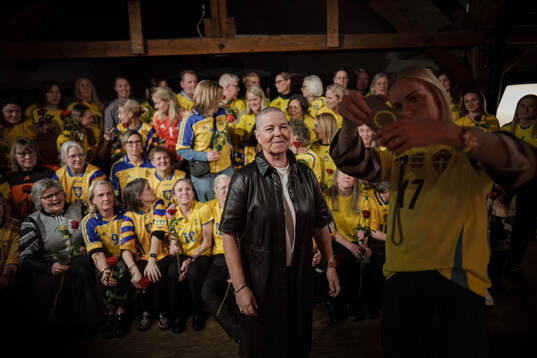 Marika Domanski Lyfors med Caroline Seger och övriga