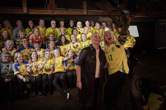 Marika Domanski Lyfors med Caroline Seger och övriga
