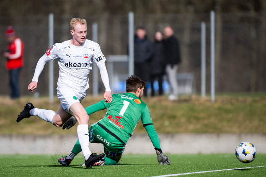 Helsingborgs Oscar Aga och Falkenbergs målvakt Anton