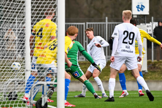 Helsingborgs Marcus Gudmann framför Falkenbergs målvakt