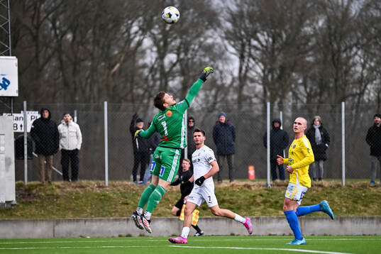 Helsingborgs Wilhelm Loeper kyfter bollen över Falkenbergs