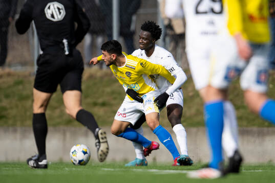 Helsingborgs Samuel Asoma och Falkenbergs Leonardo Farah