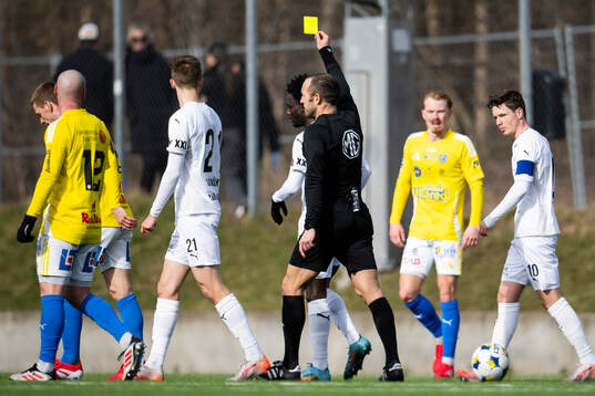 Helsingborgs Samuel Asoma får varning, gult kort