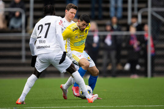 Falkenbergs Leonardo Farah Shahin omringad av Helsingborgs