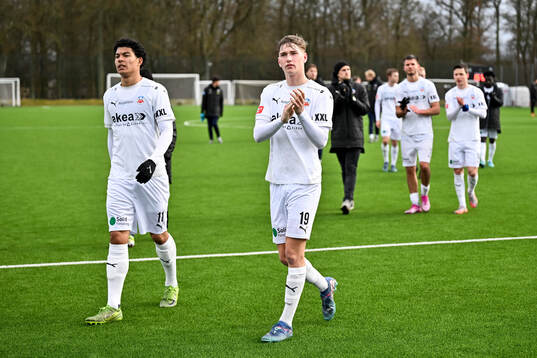 Helsingborgs Milan Silva Rasmussen och Benjamin Örn tackar