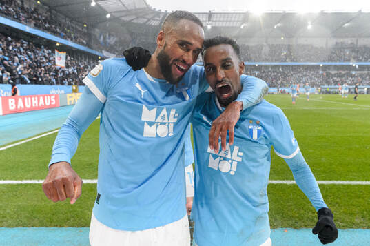 Malmö FFs Isaac Kiese Thelin och Taha Ali jublar
