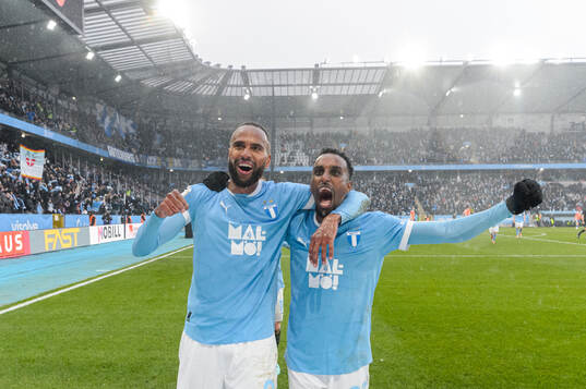 Malmö FFs Isaac Kiese Thelin och Taha Ali jublar