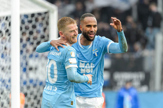Malmö FFs Anders Christiansen och Isaac Kiese Thelin jublar