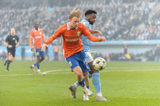 IFK Göteborgs Noah Tolf och Malmö FFs Emmanuel Ekong