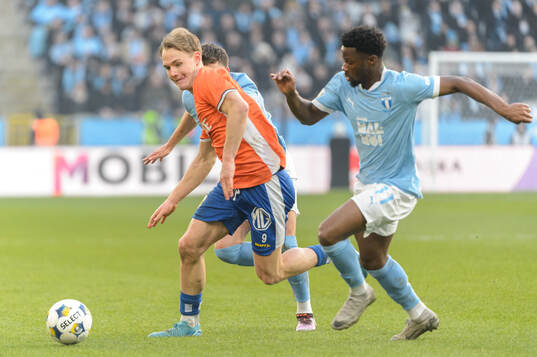 IFK Göteborgs Max Fenger och Malmö FFs Emmanuel Ekong