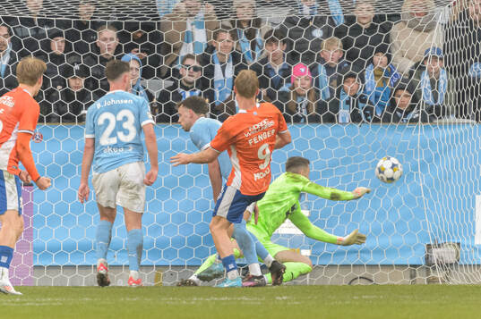 IFK Göteborgs Max Fenger gör 1-0 på Malmö FFs Ricardo