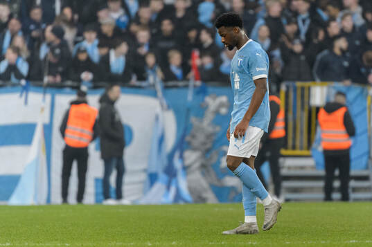 Malmö FFs Emmanuel Ekong deppar