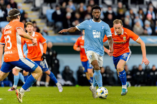 Malmö FFs Emmanuel Ekong och IFK Göteborgs Adam Carlén