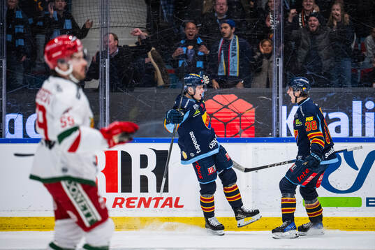 Djurgårdens Mattias Hävelid jublar med Victor Eklund
