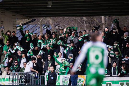Hammarbys supportrar jublar