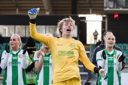 Hammarbys målvakt Moa Edrud jublar
