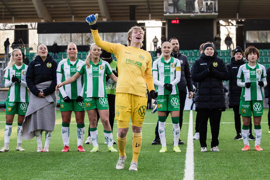 Hammarbys målvakt Moa Edrud jublar
