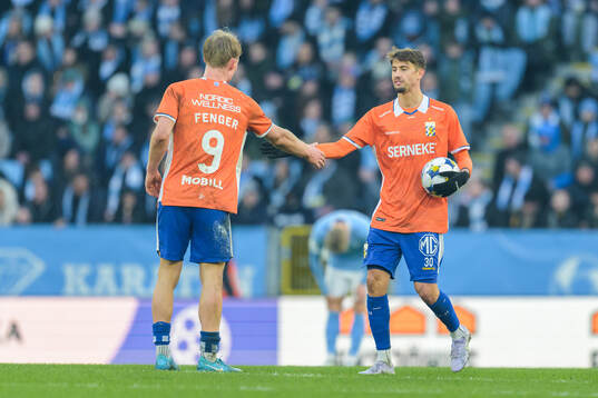 IFK Göteborgs Max Fenger och Ramon Pascal Lundqvist jublar
