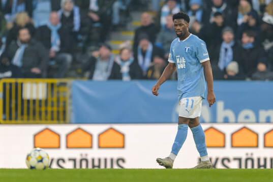Malmö FFs Emmanuel Ekong deppar